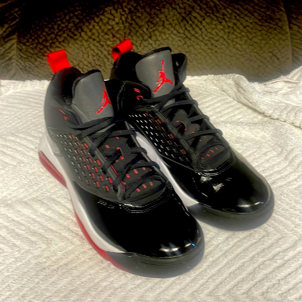 jordan maxin 200 red and black